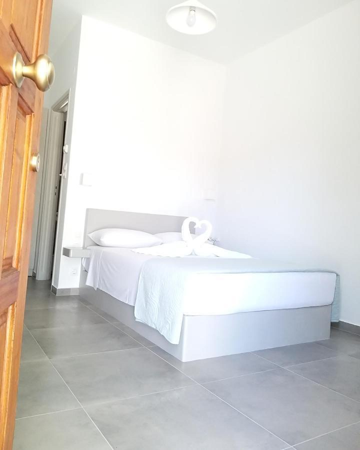 Mavrikou Helen Apartments Скірос Екстер'єр фото